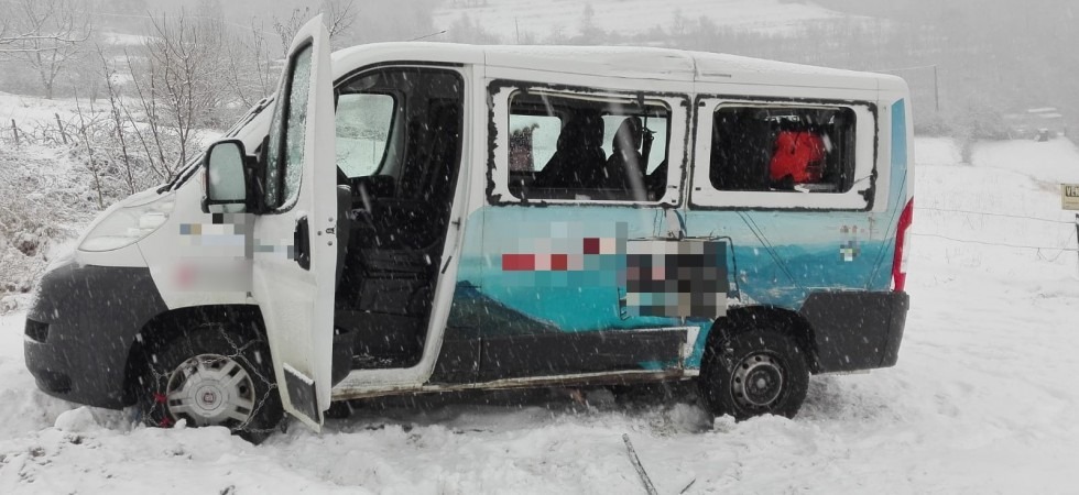Paura a Brentonico, furgone si scontra con uno scuolabus